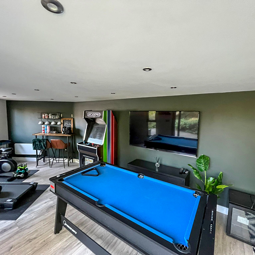 Teenage den and games room Surrey — garden room for teenagers