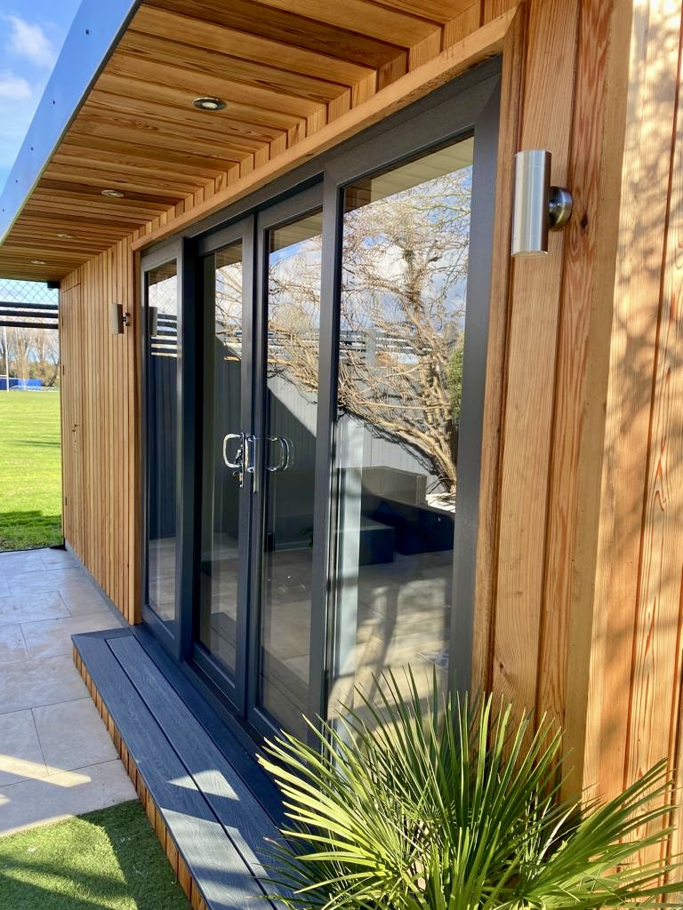 Clifton garden room with roof overhang and spotlight — Surrey